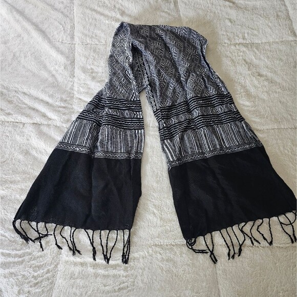 Black & White Scarf. - Picture 2 of 3